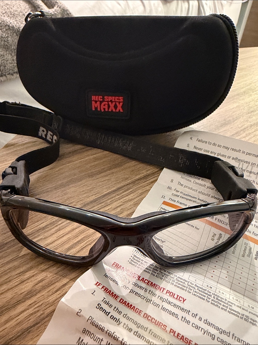 Rec Specs Maxx21  Blk Men's Sport Glasses with Strap and tCase